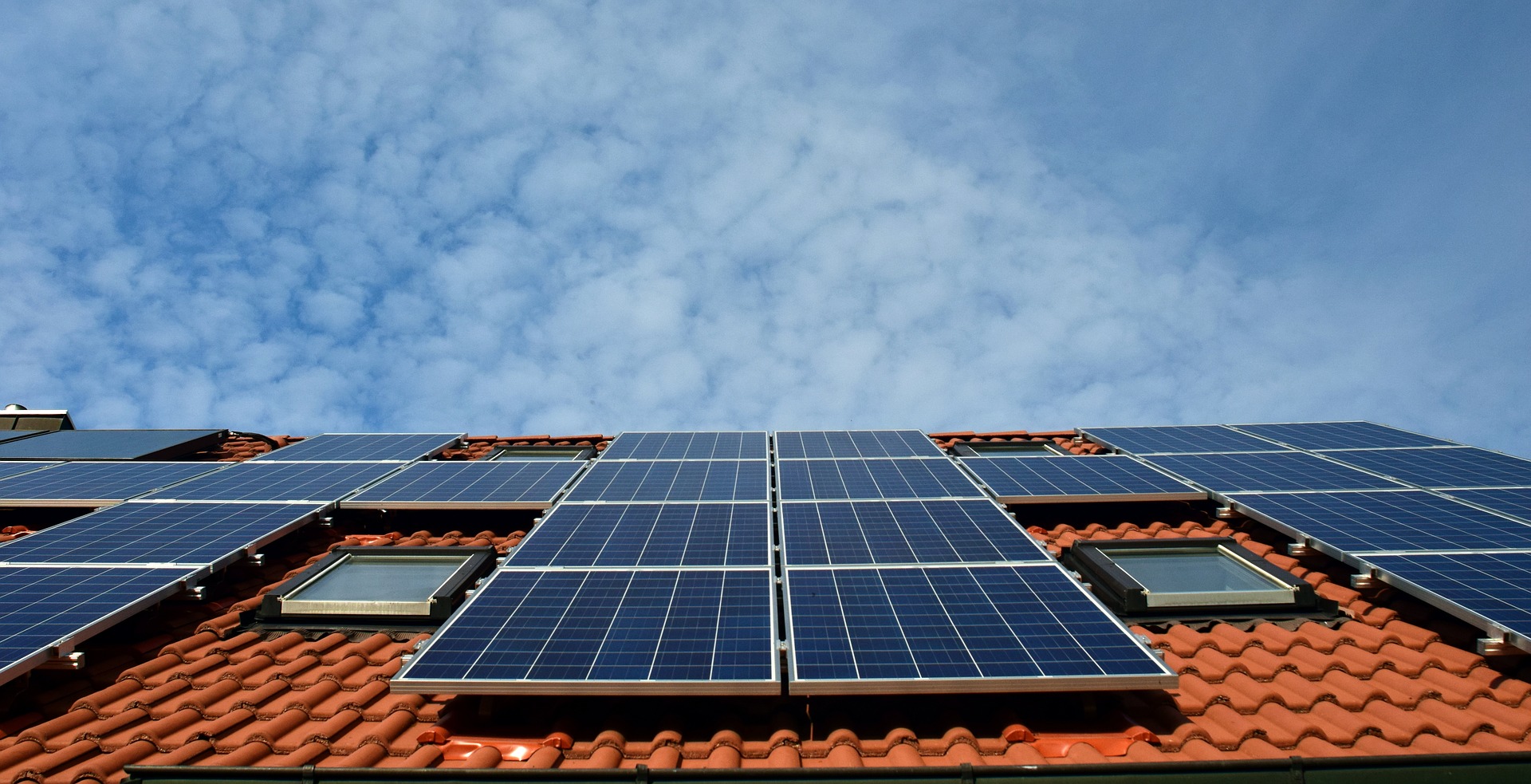 Zonnepanelen op een dak