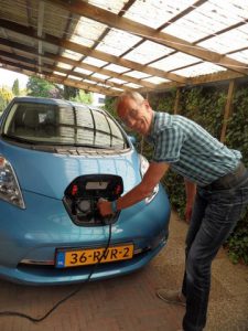 Thale Westebring bij zijn elektrische auto